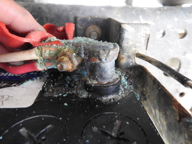 フォークリフトのバッテリーに付着した青色や白い粉は？株式会社リフトニーズ株式会社リフトニーズ