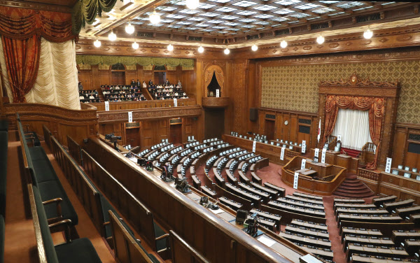 アメリカ国会議事堂の下院の内観で、開会中の議会とギャラリーの観客が描かれている - 1866年のエングレーヴィング