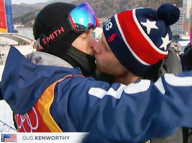 オリンピックの生中継で、男性同士の「歴史的なキス」が放映された