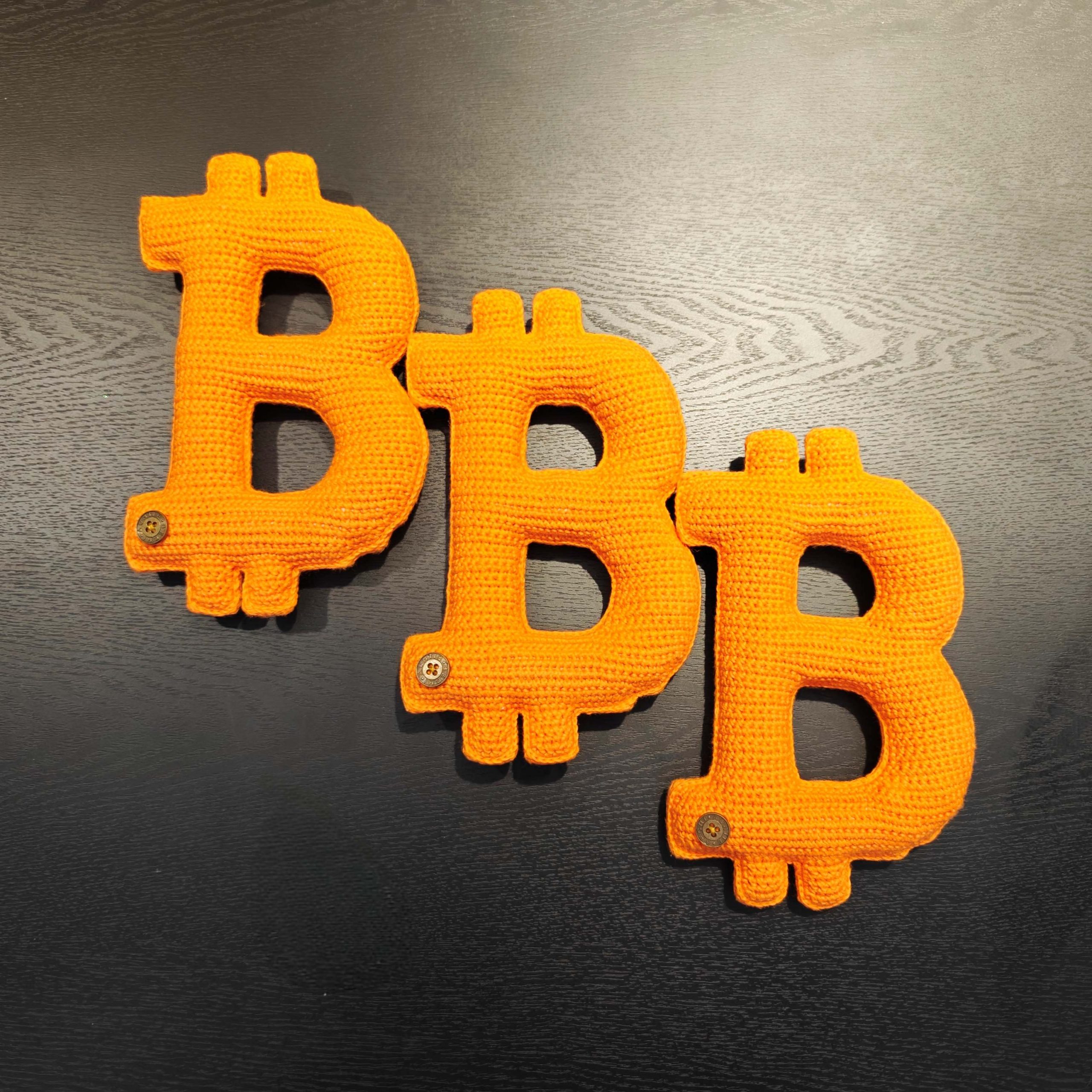 ビットコインアイコン、支払い記号。暗号通貨のロゴ。仮想通貨交換のシンボル。黒と白のデザイン。インターネット金融コイン、孤立した単純なベクトル図。Premiumベクトル素材