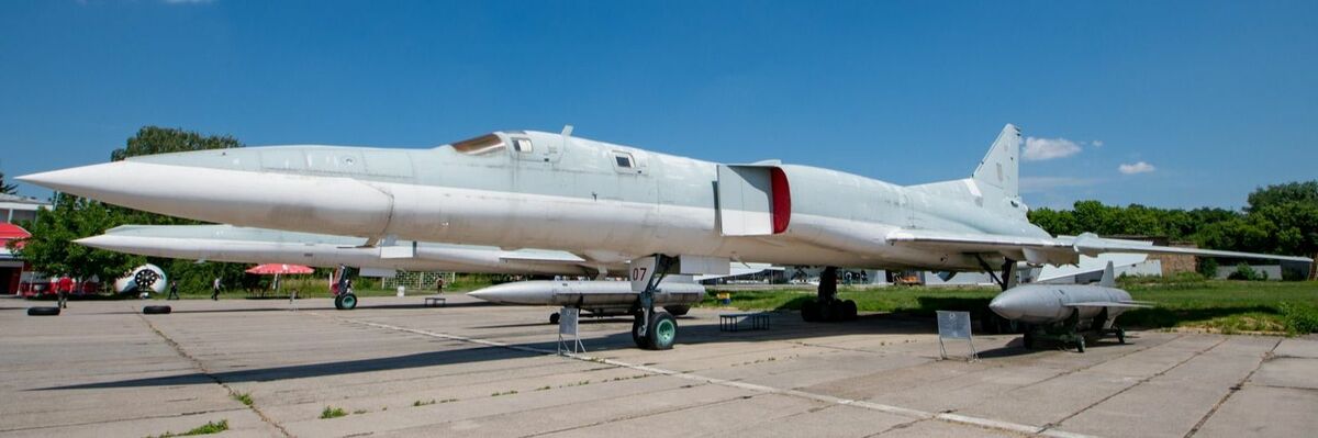 ロシア軍の空軍基地に大打撃？「難敵」航空機をウクライナ軍が破壊か 弾薬庫は壊滅 衛星画像で明らかに乗りものニュース