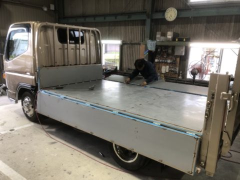 トラックの荷台を、鉄板に張り替え中です。 点溶接→本溶接→凸凹を削って→塗装仕上げ