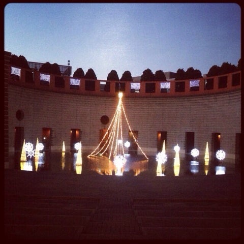 横浜市保土ケ谷区役所横浜ビジネスパーク内で撮影された @chims1220 さんの写真を紹介します！ 近未来のような空間✨✨フォトガヤ保土ケ谷区役所天王町駅神戸町YBP横浜ビジネスパーク芸術有名建築建築写真architecture近未来Instagram