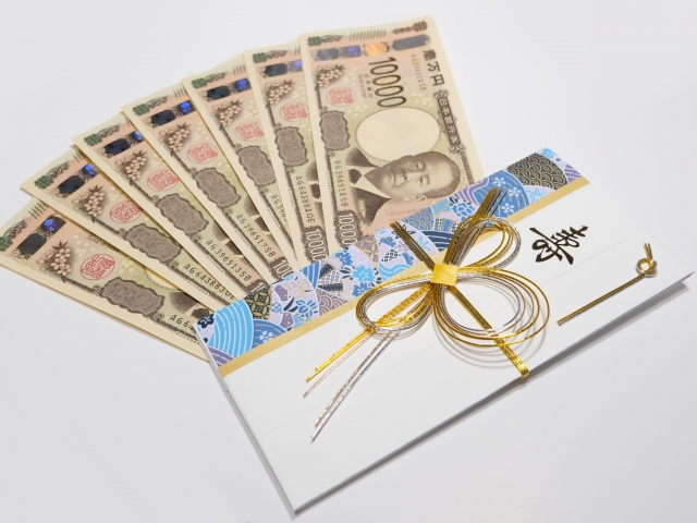 一万円札のデザインが違うのですが旧札でしょうか？今日銀行でお金をおろした- Yahoo!知恵袋