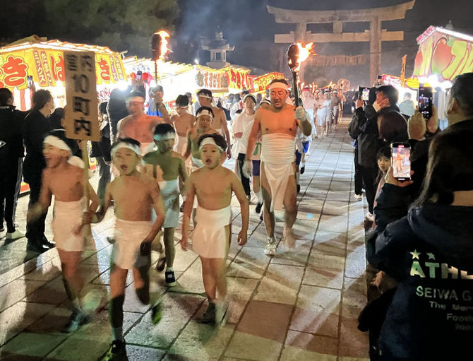 ハロウィーンで仮装の若者ら６０００人、全裸の男逮捕も…福岡市・警固公園を今月末夜間閉鎖：地域ニュース : 読売新聞