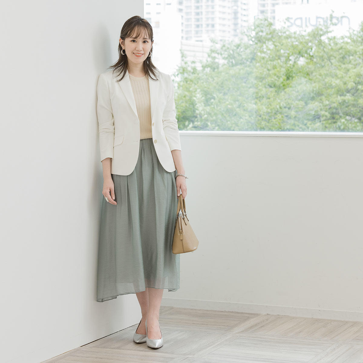 夏のオフィスカジュアル45選 猛暑を乗り切る「通勤服のトレンド」は？2025レディース - CanCam.jp キャンキャン