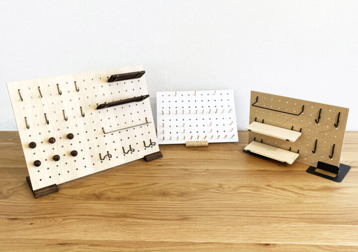 ダイソー 「パンチングボード」シリーズは収納の救世主！組み合わせ自由で家中どこでも活躍できる♪ - LOCARI ロカリ