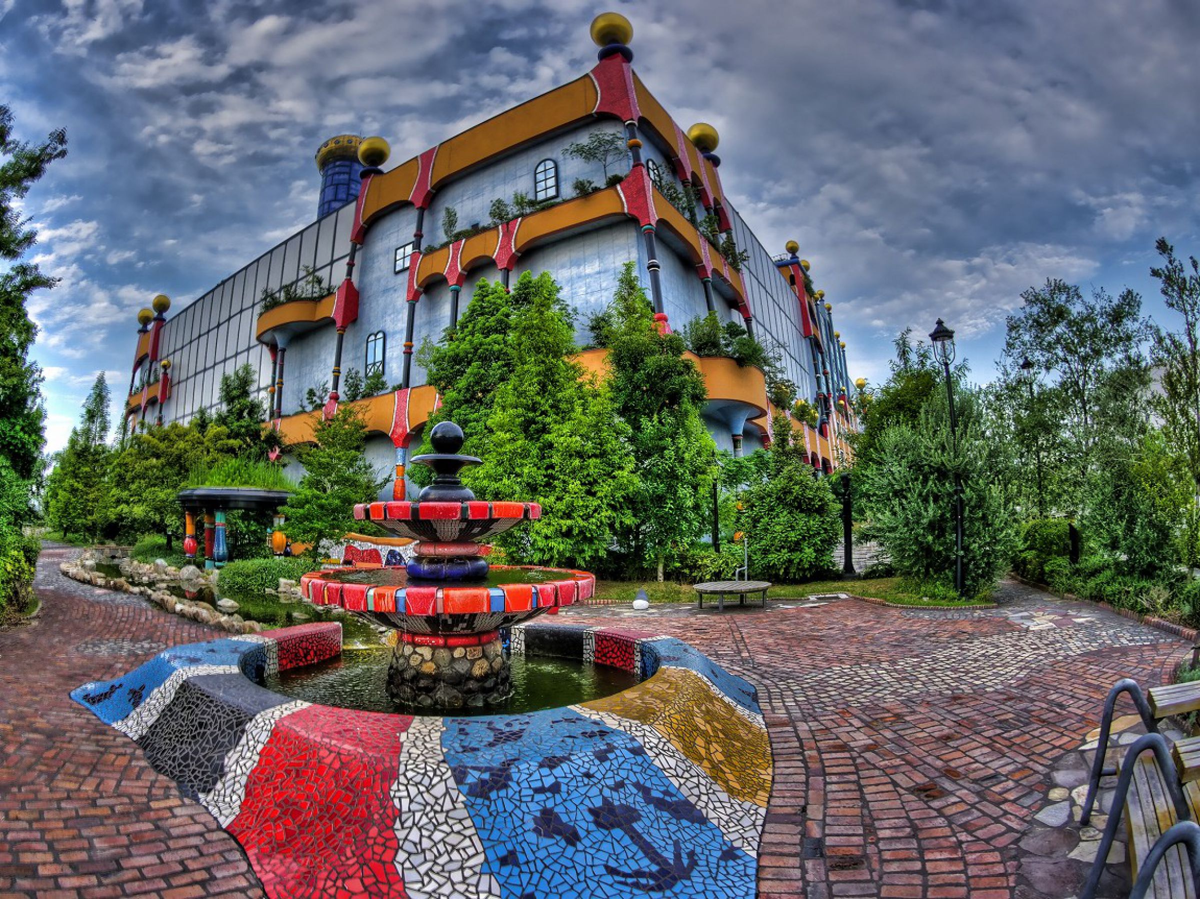 オーストリアの芸術家 フンデルトヴァッサー氏がデザインした「大阪市環境局 舞洲工場」。ぐるぐる