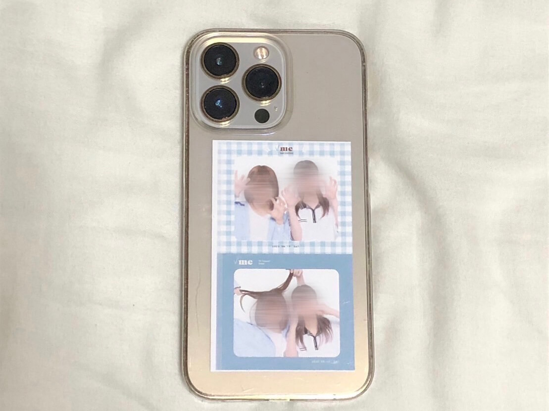 スマホの裏にチェキを挟む可愛いアイデア