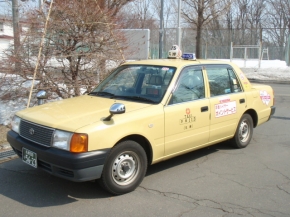 まだクルータクシーあるんだ、後期最終型 日産クルータクシー🚕、たまたま地下鉄平岸駅に たまたま見かけ、現役のクルータクシーあるんだね しかも北交