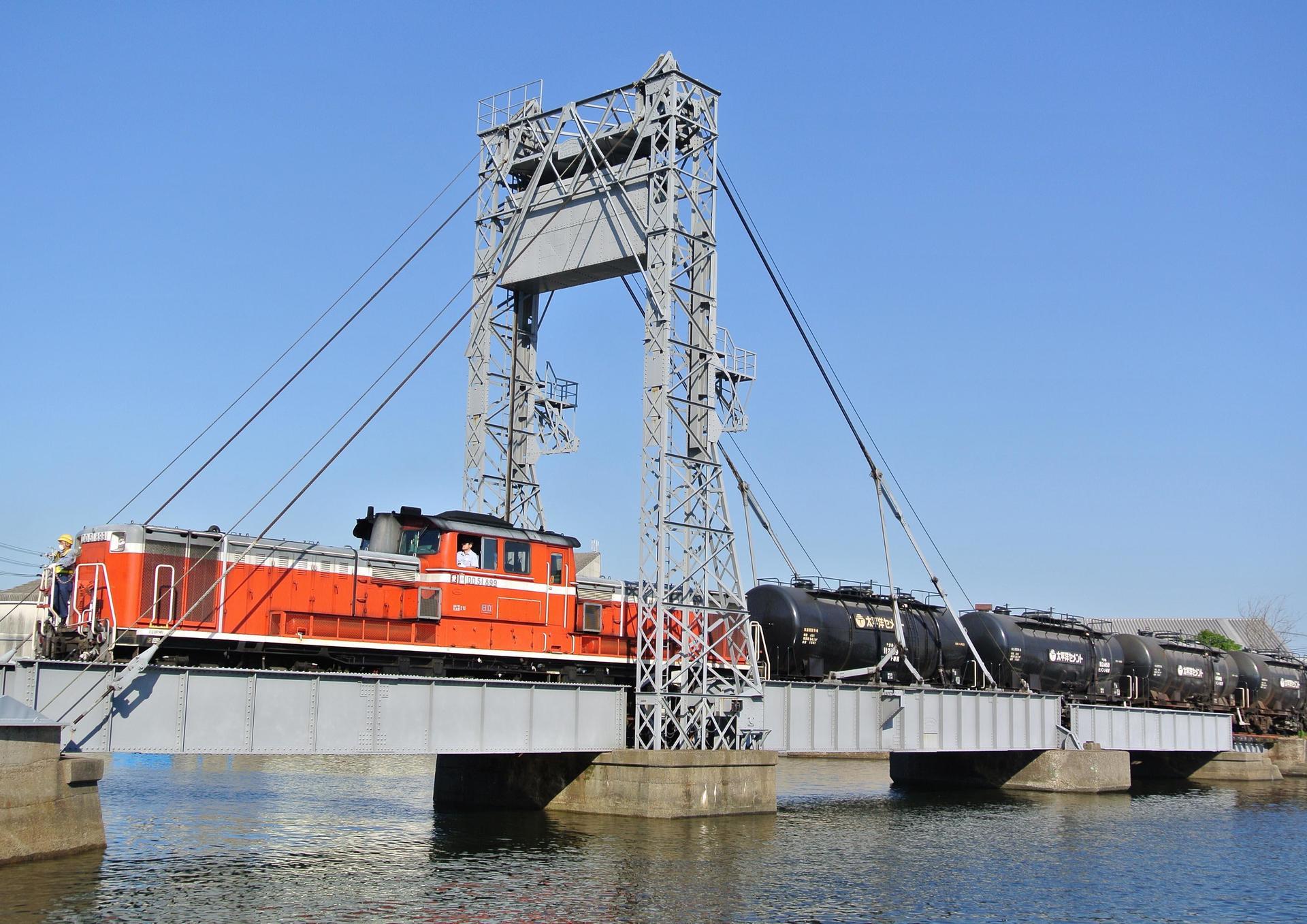 国内現役唯一の鉄道可動橋四日市の末広橋梁