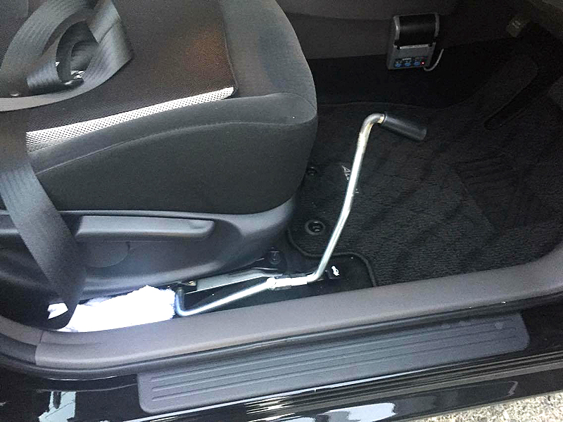 タクシーの運転席からレバーで後部ドアを開閉 助手席経由のその仕組みも トヨタ コンフォート - YouTube