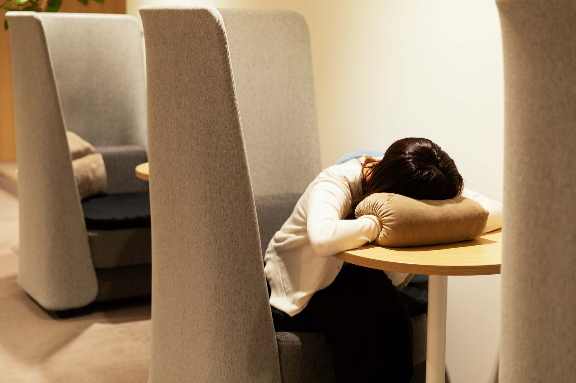 オフィスに仮眠室を導入！設置のメリットや活用のポイントを紹介 - オフィス分野内田洋行