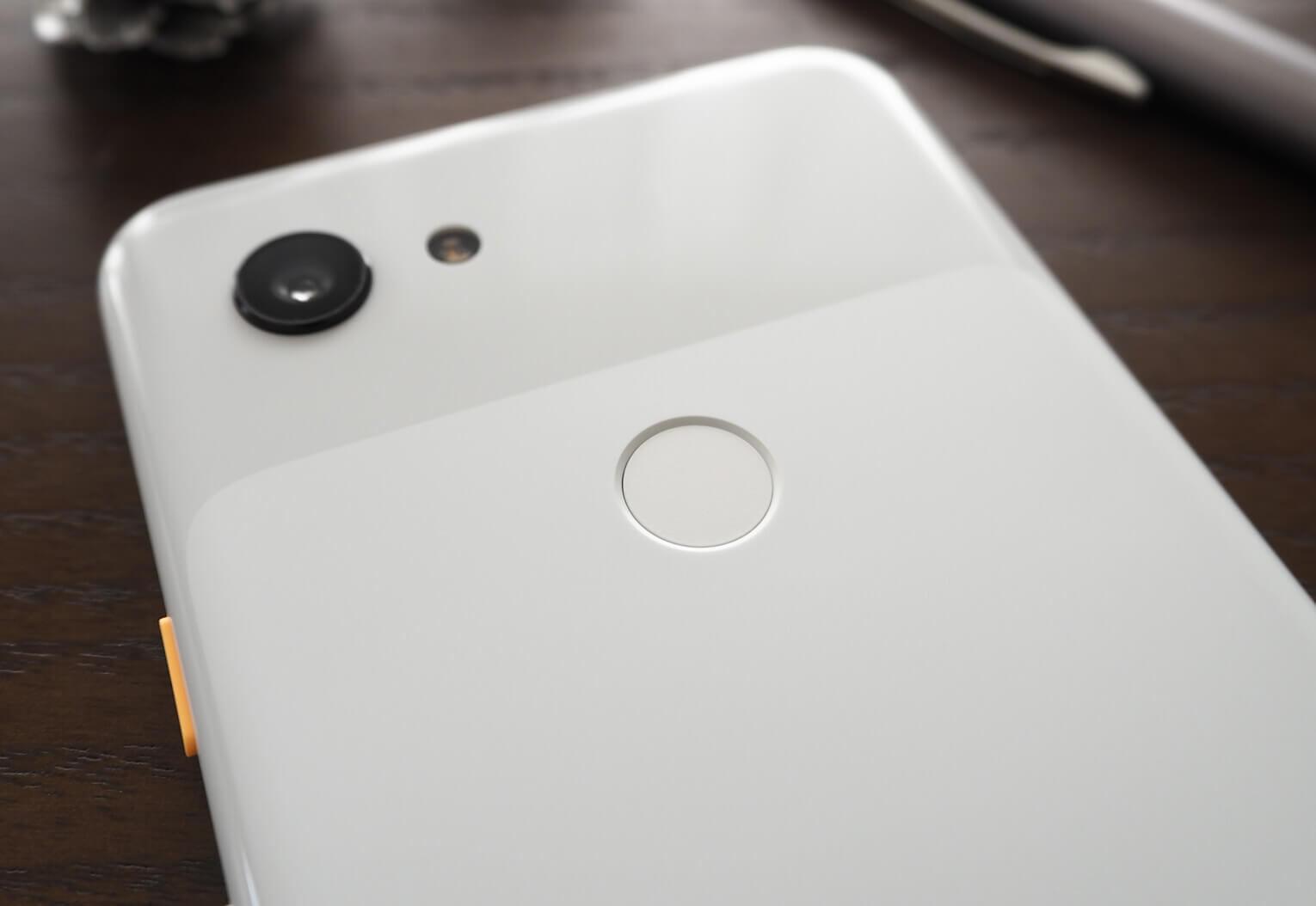 iPhoneXのフレームについた傷を紙ヤスリとクロスを使ってどれくらい消せるのかやってみたK's Garageケーズガレージ