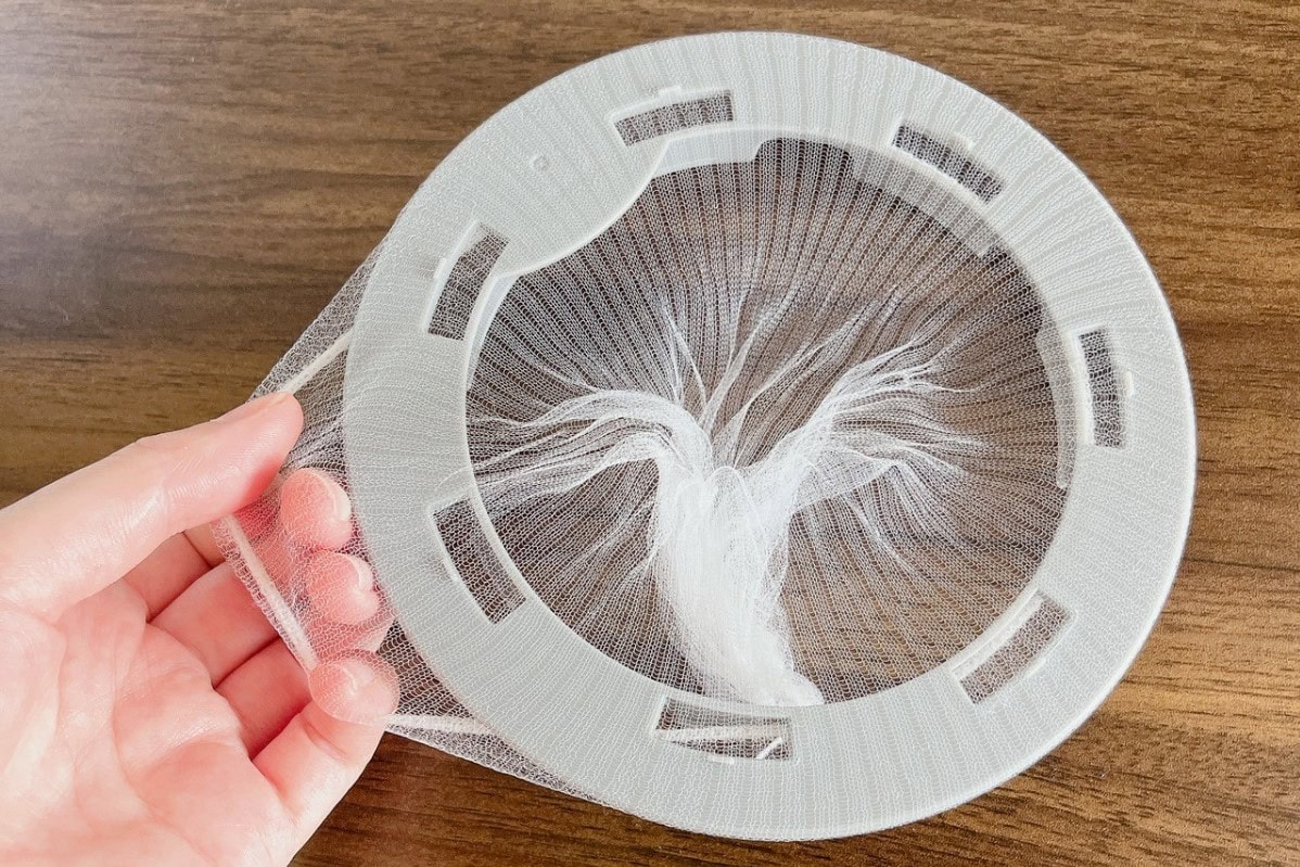 原産国：中国 材質：本体：ポリプロピレン 商品サイズ：14cm ×15cm ×2.6cm 内容量：1個入 種類：アソートなし キッチン排水口用サッと捨てられるゴミフィルター ササッと洗えていつも清潔！ 排水口カゴの上に置くだけ 対応直径：約１４５ｍｍ ※写真・イラストはイメージ