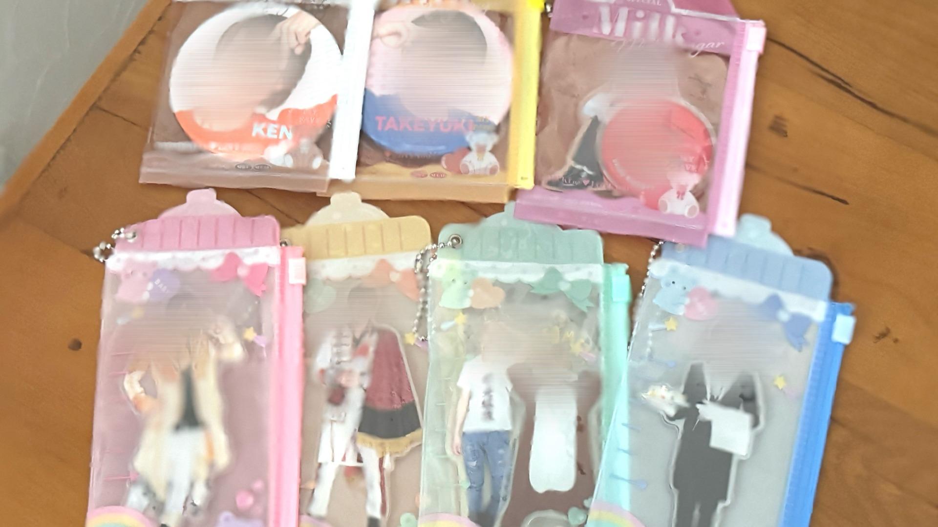 原産国：中国 材質：本体：PVC、カラビナ：アルミニウム 商品サイズ：カラビナ：2.2×4.6×0.4cm、ケース：7.5x12.3×1cm内容量：1個入 種類：アソートなし 推しのアクリルスタンドやグッズを収納＆アピール アクリルスタンドやグッズを入れて持ち運ぶためのPVCケースです