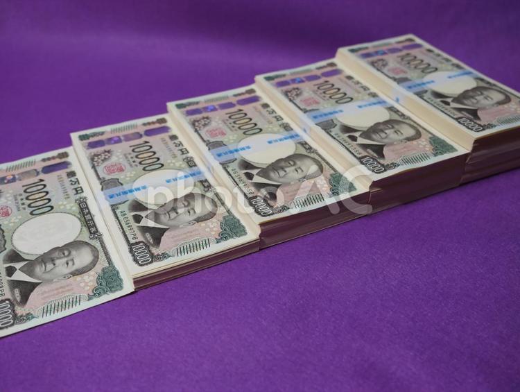 無料写真ピラミッド状に積まれた札束パブリックドメインQ：著作権フリー画像素材集