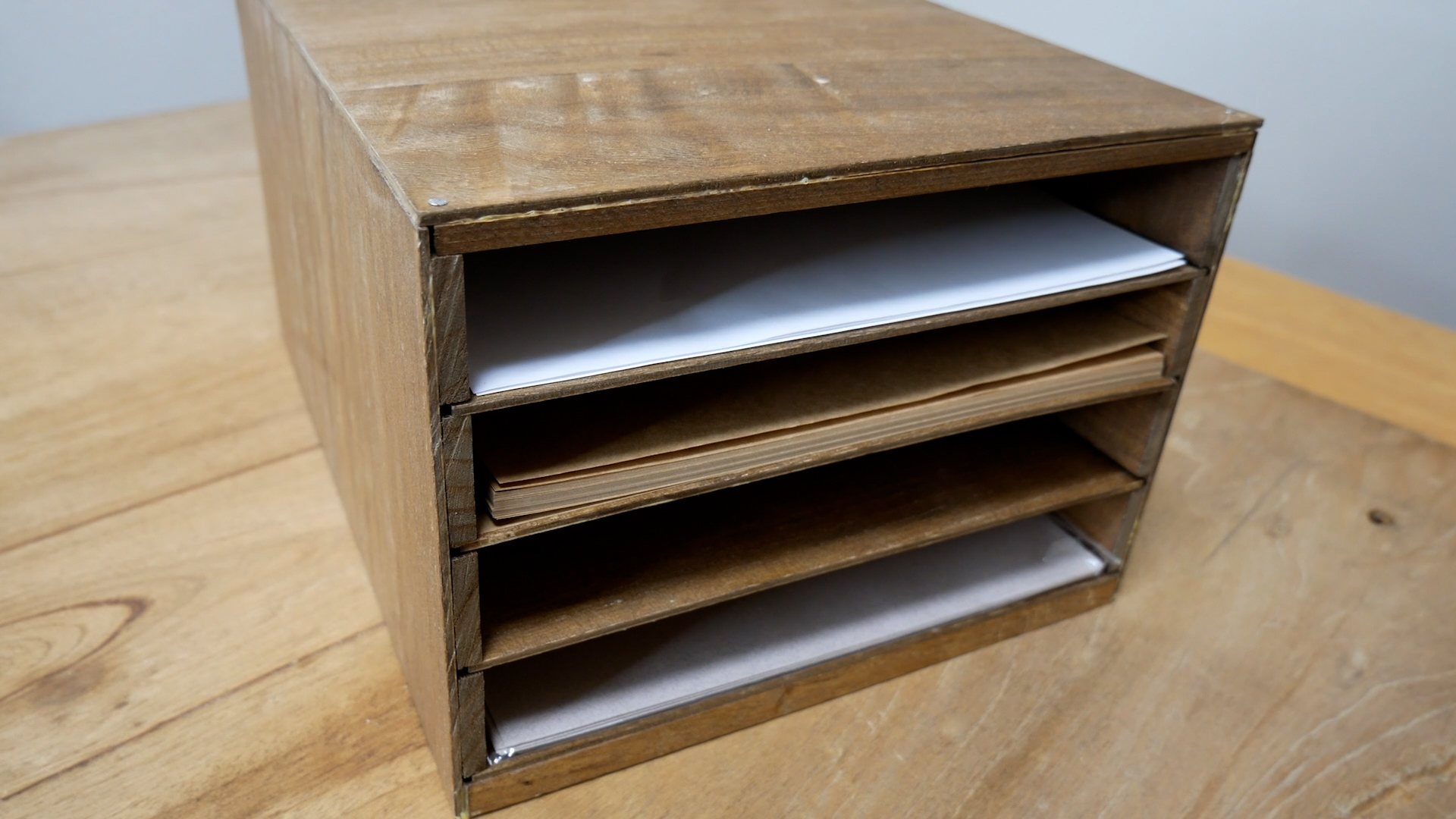 セリアのレターラックで小物入れ