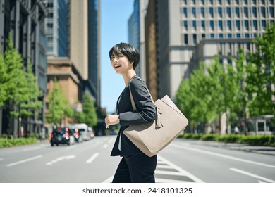 1,512 サラリーマン 日本人 女性 全身 Stock Photos, High-Res Pictures, and Images - GettyImages