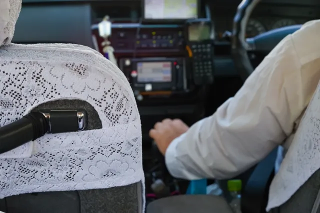 知っ得！初めて知りました、タクシーにSOS表示があること。 タクシーのメーター 空車、乗車、迎車、とありますがそのメーターにSOSがあるんですね🆘！ もしメーター表示にSOSを見つけたら、速やかに通報しましょう、だそうです。 運転手さんに身体的な何かが起きた