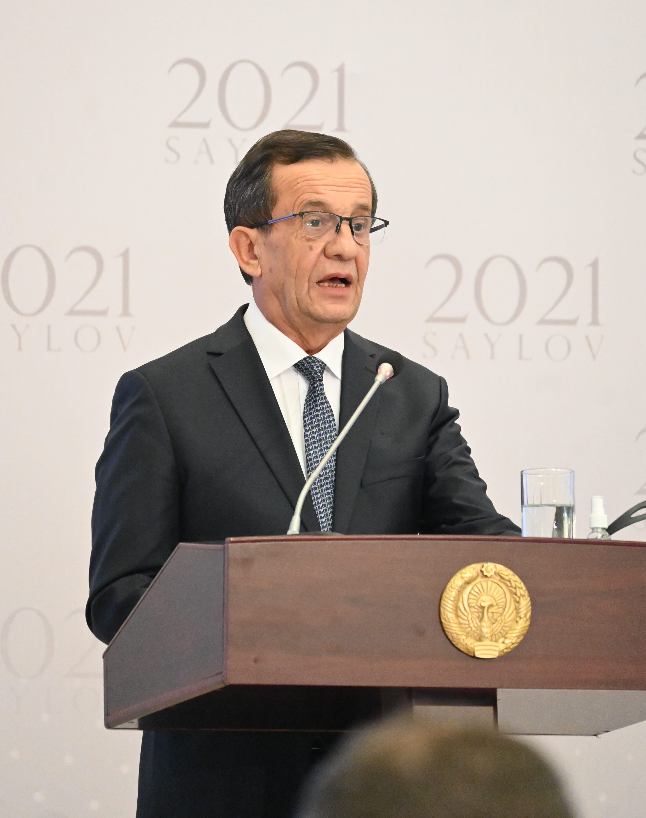 彭麗媛夫人、ウズベク大統領夫人と会談