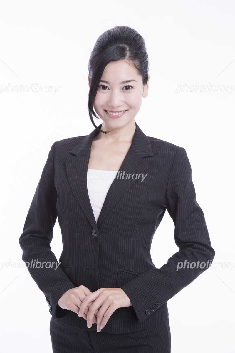 ノートパソコン使う笑顔の日本人ビジネスウーマン女性人物 の写真素材225056287- イメージマート