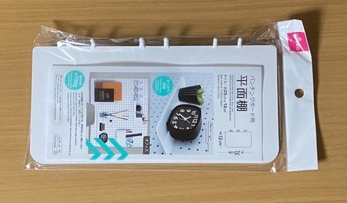 100均 おしゃれ収納が叶う！いろいろ使えると話題のパンチングボード活用アイデ ベビーカレンダ