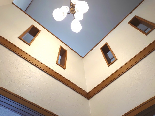 手が届かない吹き抜けや階段の高所照明取り付け│安全な電球交換方法4選 - くらしのマーケットマガジン