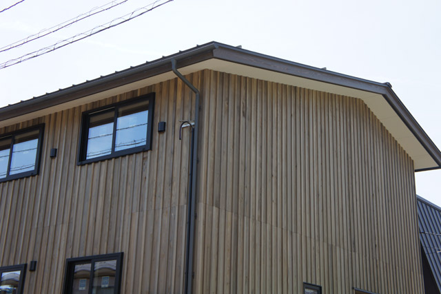 外観づくりのプロ、KMEWが教える 外壁メンテナンス術 ～セルフクリーニング編～ 外壁のセルフクリーニング機能はどのメーカーも同じと思っていませんか？ ケイミューの光セラ は雨で汚れを洗い流すだけでなく 太陽の力で汚れを分解してから洗い流してくれます 太陽と雨