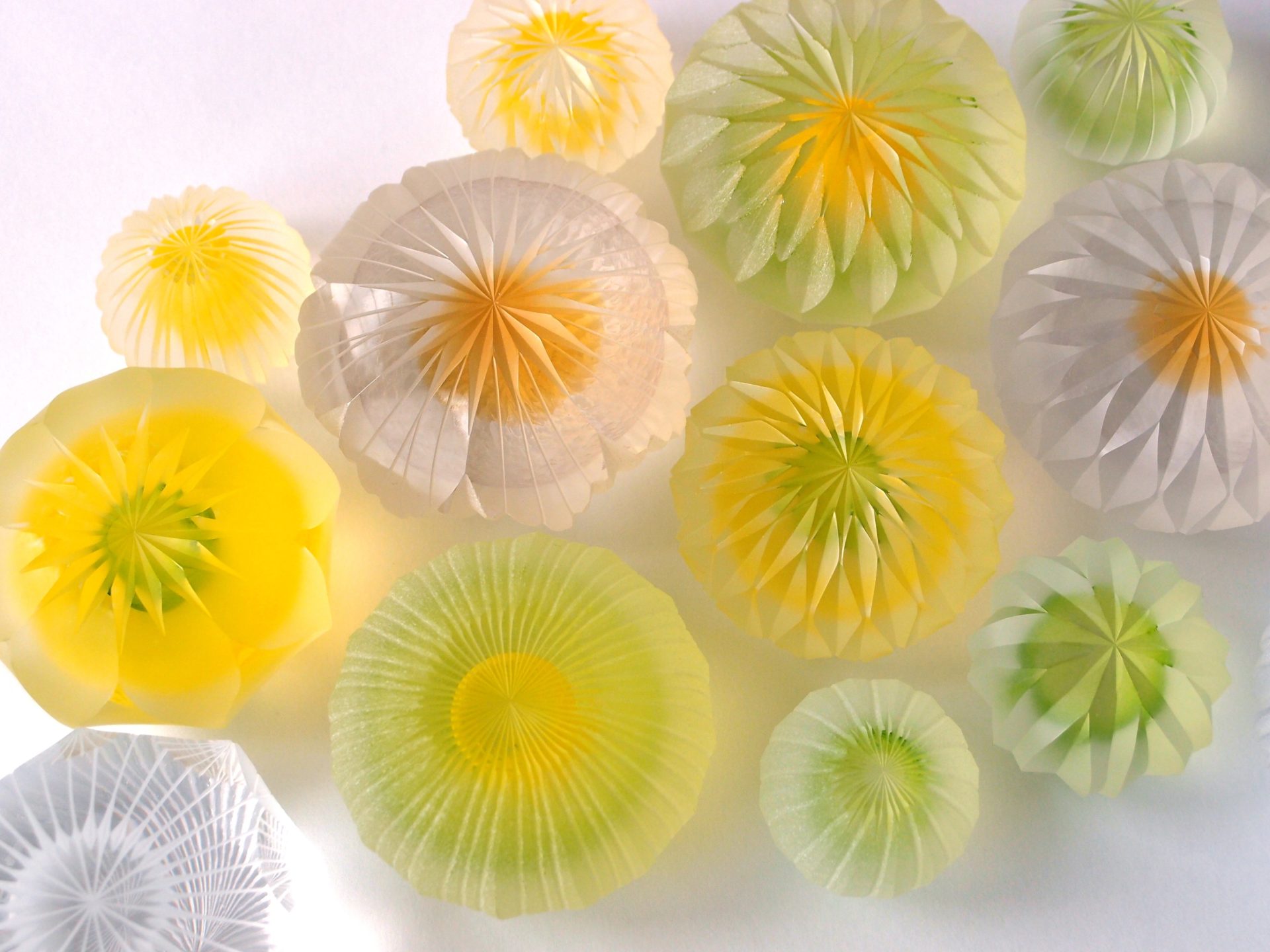 山本真衣さんの帯留め作品「咲く」の展示千成堂着物店 公式ブログ