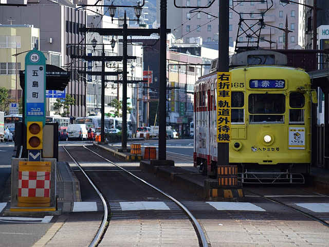 導流帯 ゼブラゾーン の設置基準やルールについて右折時に起きる事故や過失割合も解説 - カーメンテナンス 車の修理 情報ならダックスglassStyle グラススタイル公式サイト