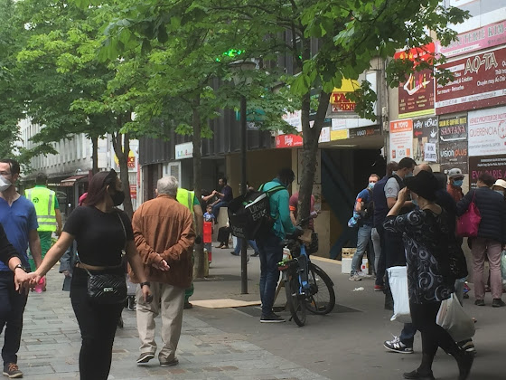 プリシュティナ市は、プリシュティナの広場で許可なく営業している露店商を排除します。 Indeksonline.NET