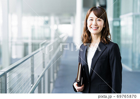 人物、日本人、ビジネス、ビジネスウーマン、女性、屋内、正面、全身、歩く、都会的、ビル内、真面目、仕事、働く、OL - フォト作品紹介イラスト＆写真のストックフォトwaha ワーハ