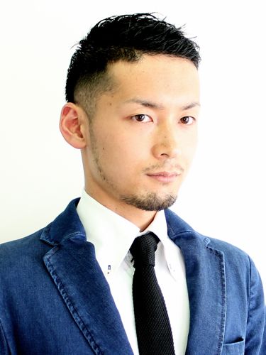 大人男髪 ハーフバックビジネスショート . 前髪下ろしと上げの2wayスタイル。 ビジネスマンにもオススメのスタイルですジェルグリースでオールバックに書き上げるだけの再現性も高いスタイルです。 メンズサロンメンズヘアメンズパーマフェードパーマ