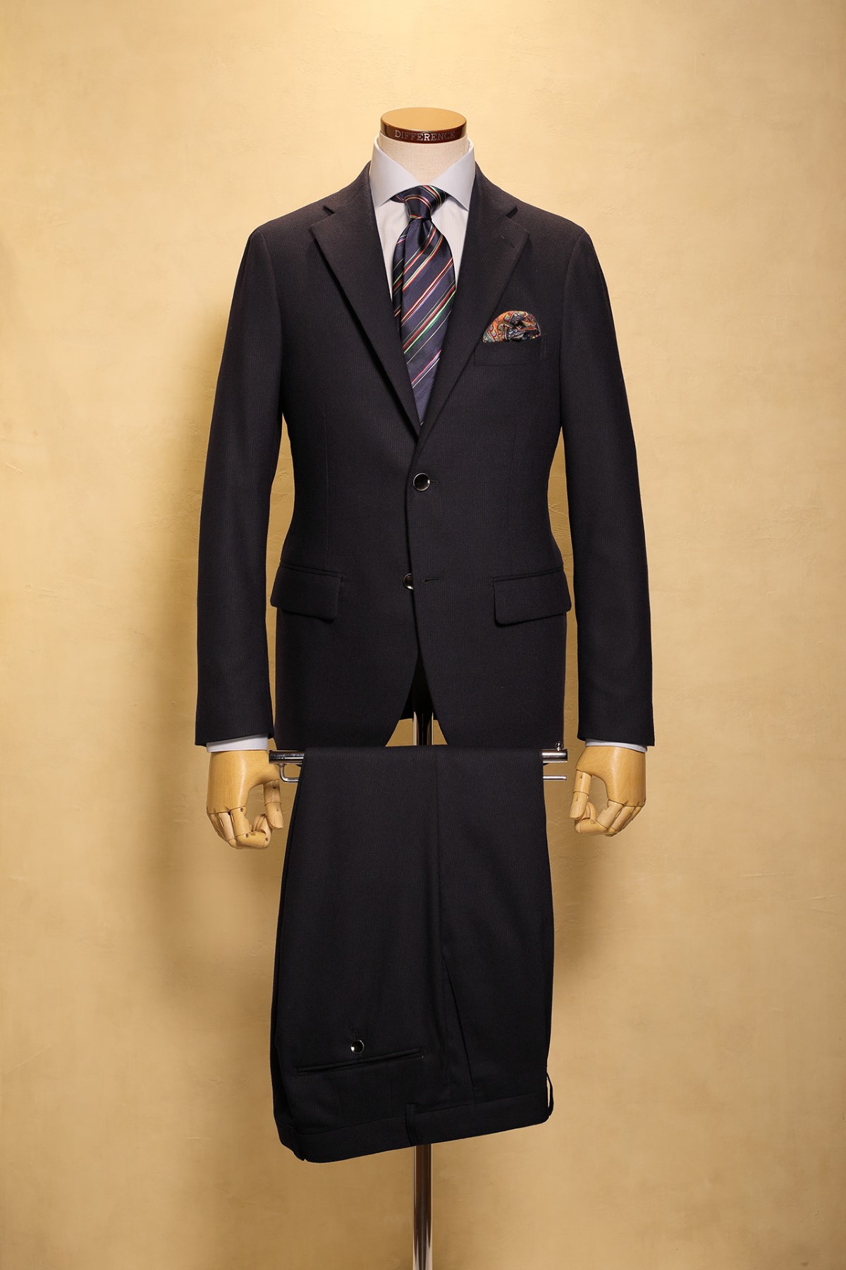 黒スーツの魅力を引き出す！ビジネスシーンで周りと差を付けるシャツの合わせ方とは？ - オーダースーツの教科書