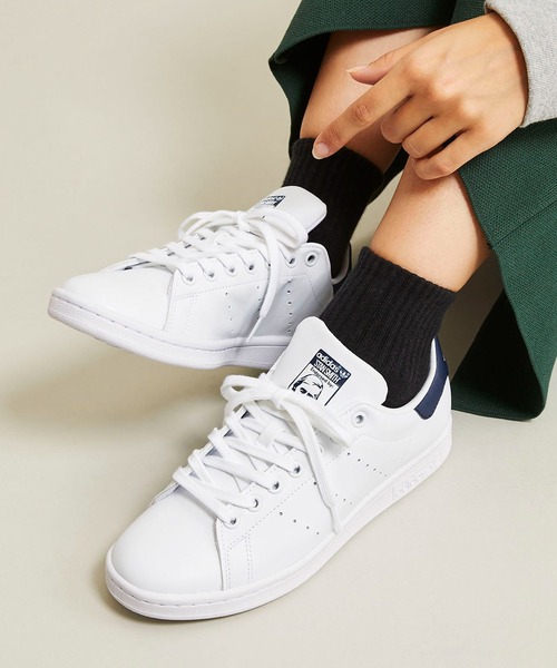 レディーススーツ×スニーカーでできる！大人カジュアルな通勤コーデ