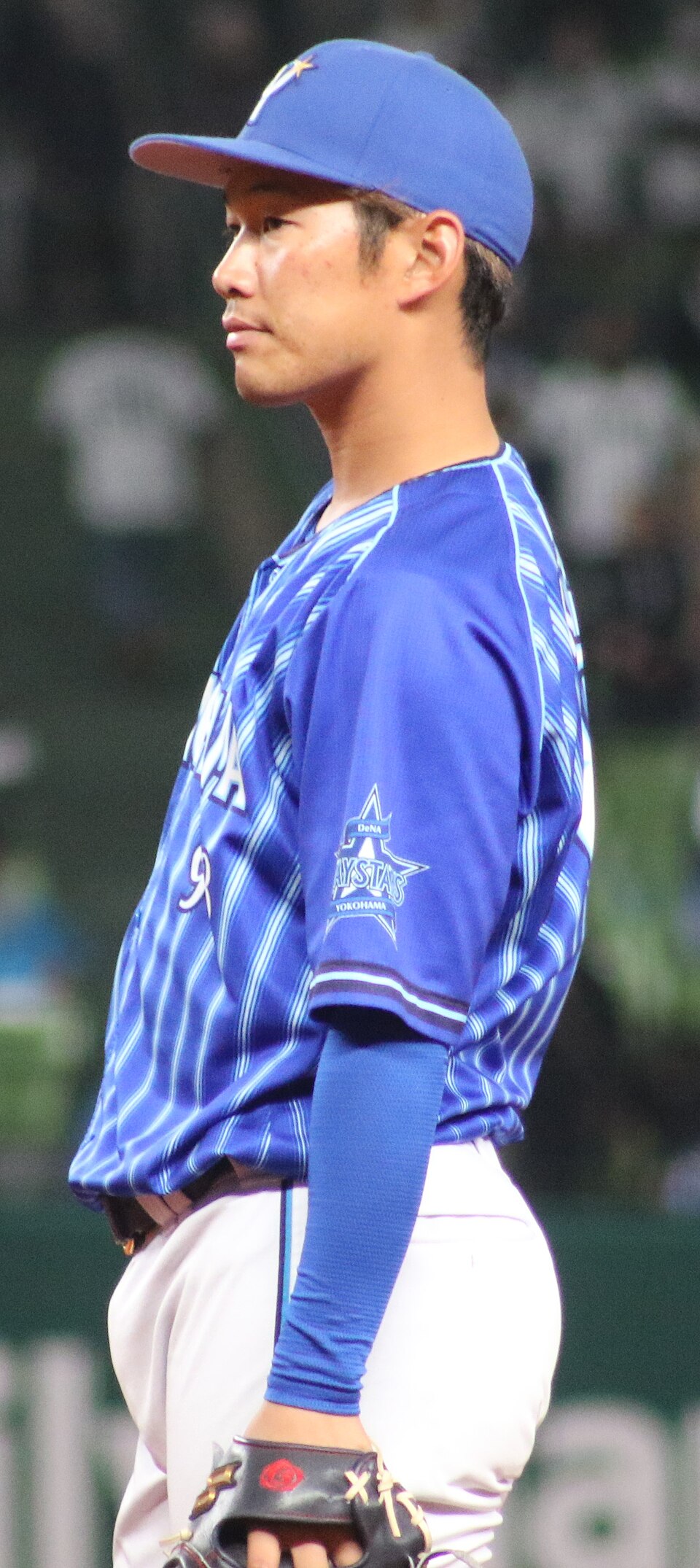 初めてファーストを守ることになった京田に自分のミットを渡すアルモンテ 2023年3月12日