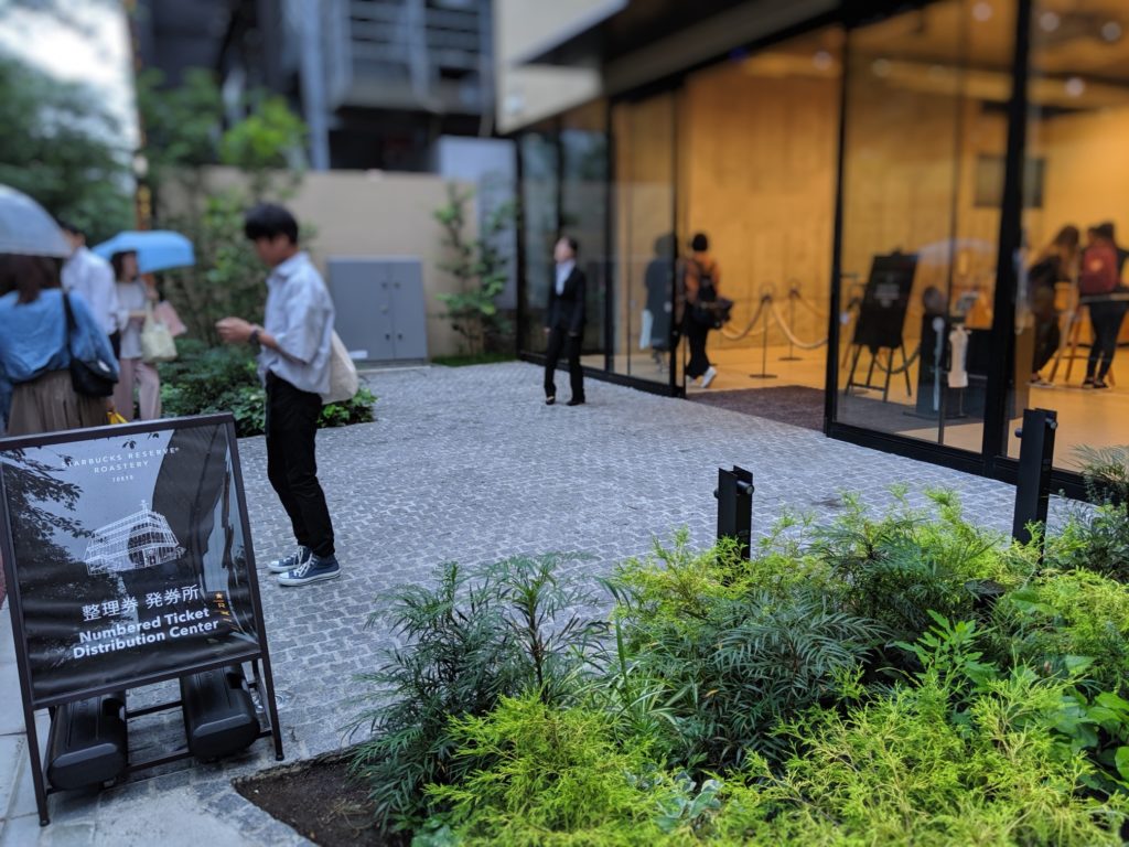 中目黒スタバ ロースタリー東京 - 整理券案内と混雑回避グラフ