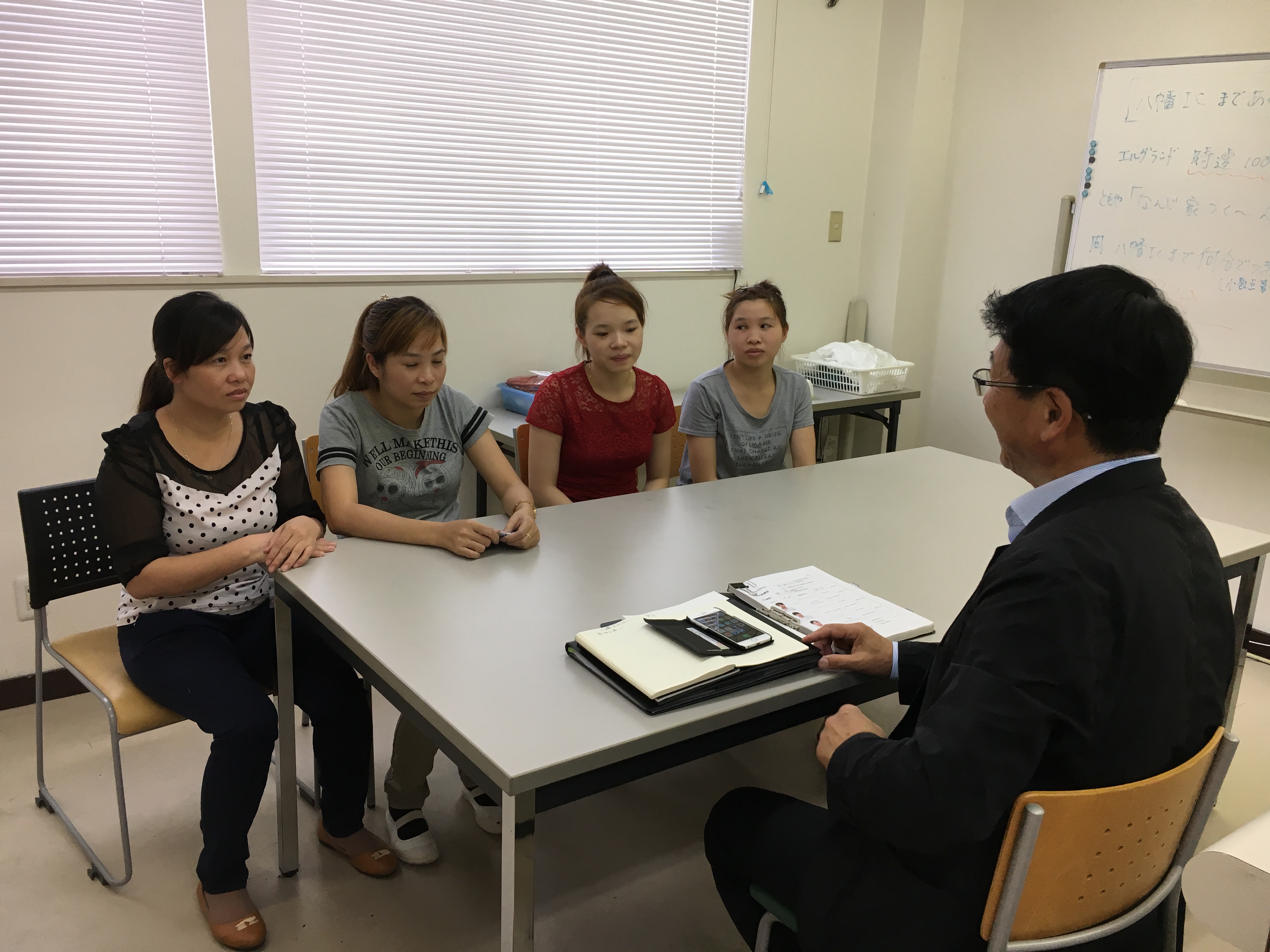 0422健保ニュース こんにちは！けんぽです。 みなさんは、「医療給付金制度」を知っていますか？ 医療給付金制度 学生健康保険互助組合 とは、学生が互いに助け合おうという相互扶助の精神に基づいて生まれた制度で、病院に行った際に、自分が支払うお金 ＝保険診療の