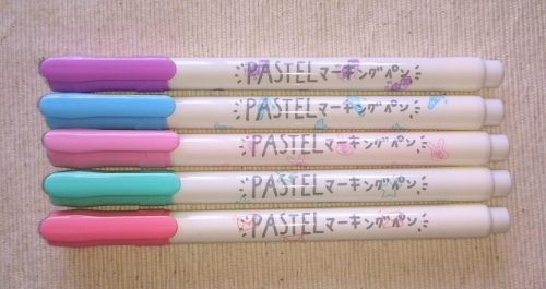 ダイソー×フリュー『GIRLS'TREND ガールズトレンド研究所』コラボレーション第6弾“PINKシリーズ”・