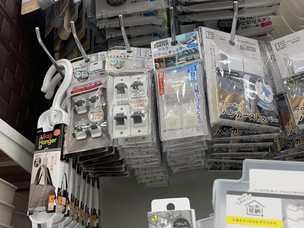 セリア seria キャスター シリコーンカバー 8P グレー 静音 振動低減 摩耗防止 チェア キャスター カバー キャリーケース 取り付け 簡単はめるだけ