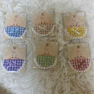 セリアのプールスティックと相性ピッタンコの相棒を、同じくセリアで発見✨ ご存知、キッチンペーパーホルダーです。木製タイプのキッチンペーパーホルダー。台の部分は、ホワイトとブラックがありますよ。 ガシッと持てて穴が大きめなので、プラステンなどの棒さしが