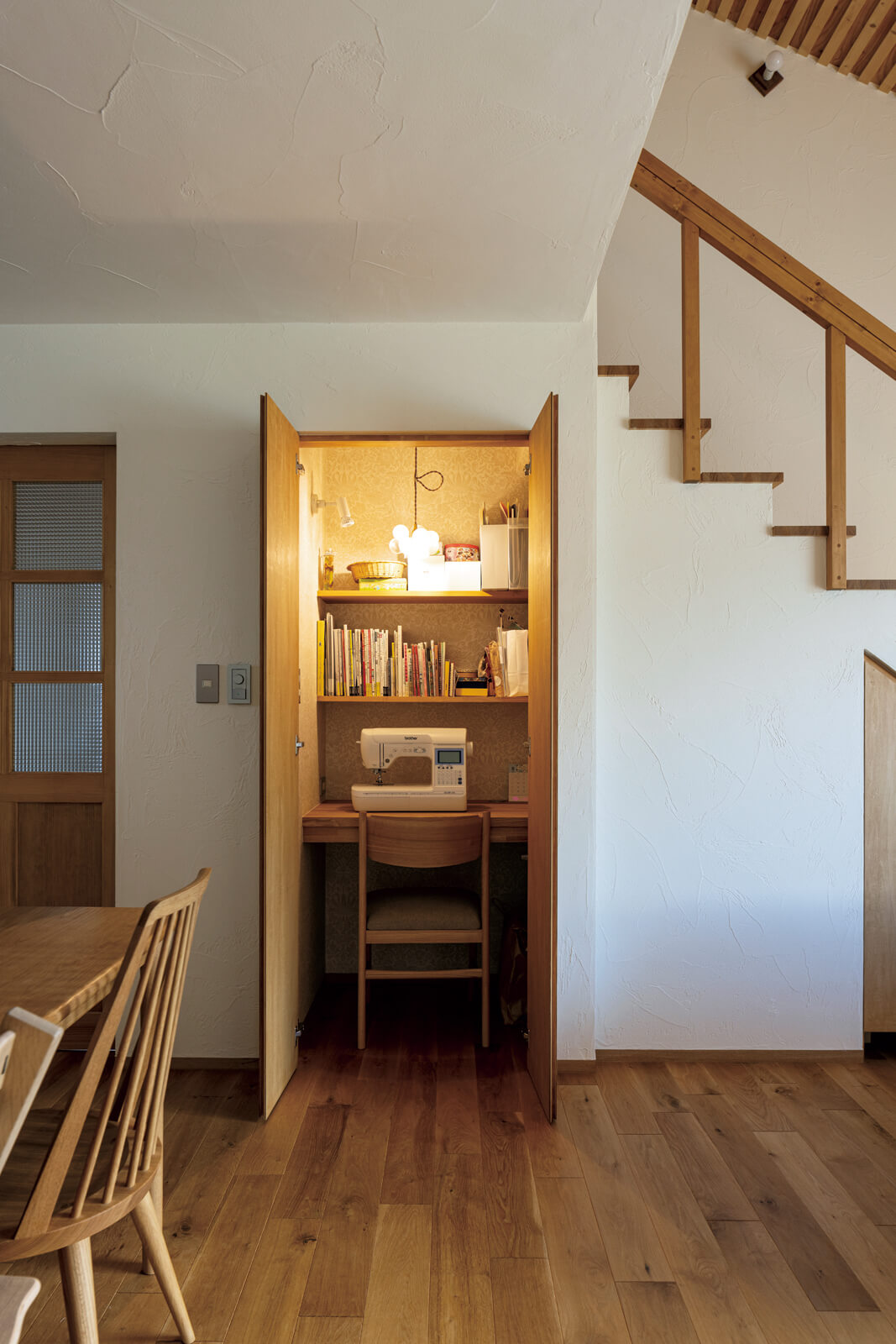 隠し扉の奥に、秘密の空間！. 前回ご紹介した平屋のモデルハウス。 屋根裏のロフトスペースを活用したのがこの書斎出入りのための扉は、スライド式の書棚！ 書棚を閉じれば、その奥に部屋があることは わからなくなる、「隠し部屋」ですちょっと、ワクワク