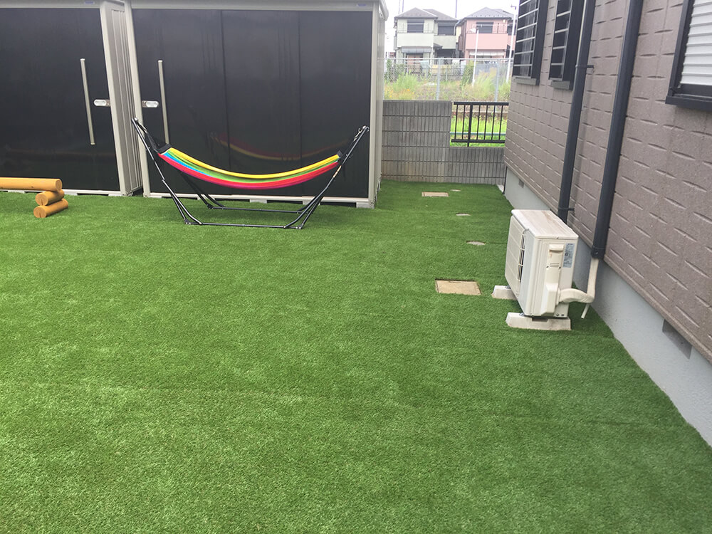 砂利の上に人工芝を敷くことはできる？専門店が知っている本当のこと人工芝専門店 ふわふわターフ