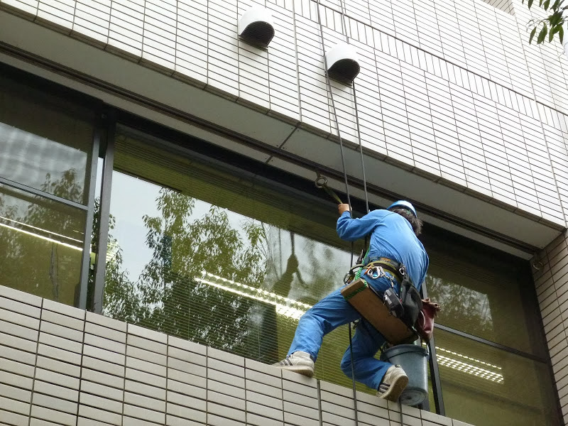 高層ビルの窓拭き作業に「多目的壁面作業ロボット」の実証実験 三菱地所が日本ビソーと連携 新丸ビルで公開 - ロボスタ