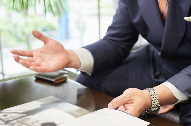 言質を取る』とは？ 意味や言い換え、ビジネスでの使い方も解説 – grapeグレイプ