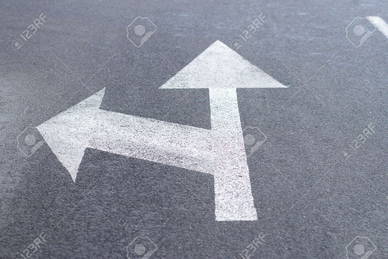 21,986 道路標識 矢印 Stock Photos, High-Res Pictures, and Images - Getty Images方向標識, 道路交通標識