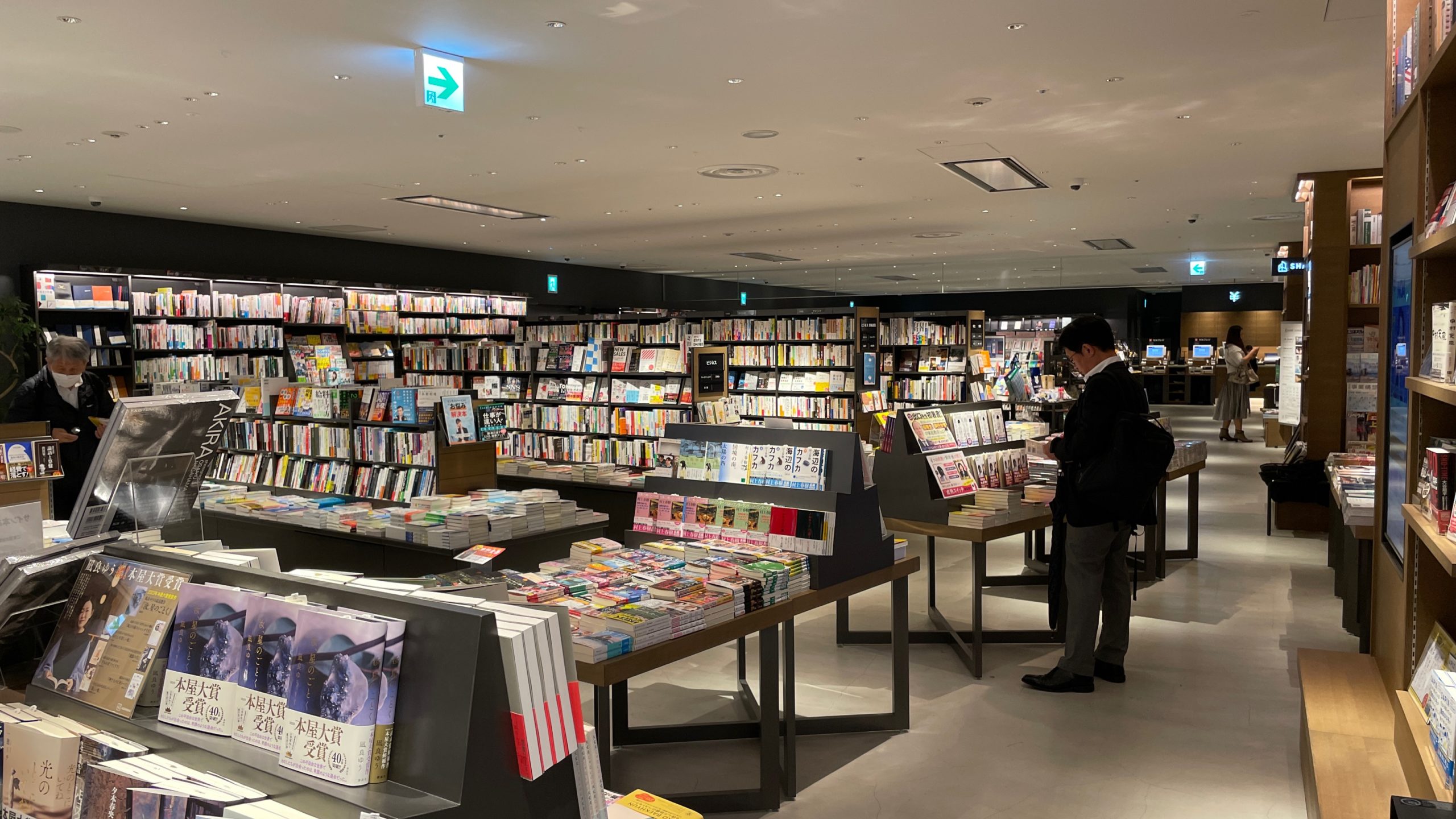 Z世代の若手社会人がいく！ 丸ビルの「TSUTAYA BOOKSTORE MARUNOUCHI」に潜入したら、想像以上の快適空間だったマイナビニュース