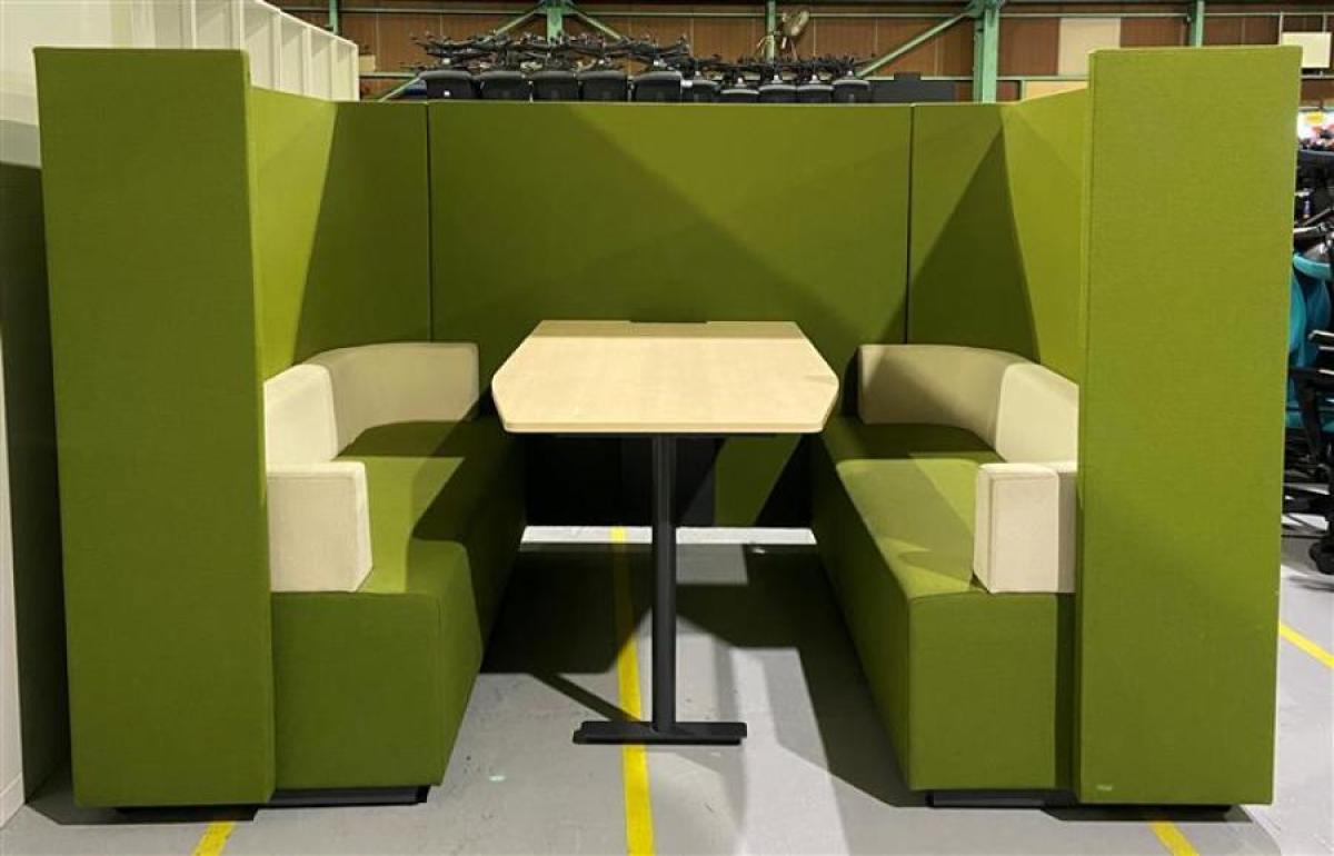 ファミレス席・ボックス席をオフィスに設置するメリットとは？主な用途と課題を解説コニカミノルタのオフィスデザイン・移転ソリューションコニカミノルタ