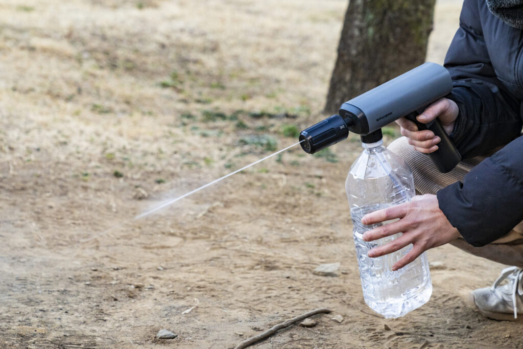 まるで高圧洗浄機！？ ダイソー 「電気代ゼロで激ラク」「110円とは思えない！」窓サッシも秒で綺麗ヨムーノ